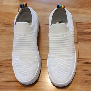 STEVE MADDEN SLIP-ON.       DUAL-SIZE ELASTIC.             SIZE 5.5 WHITE COLOR